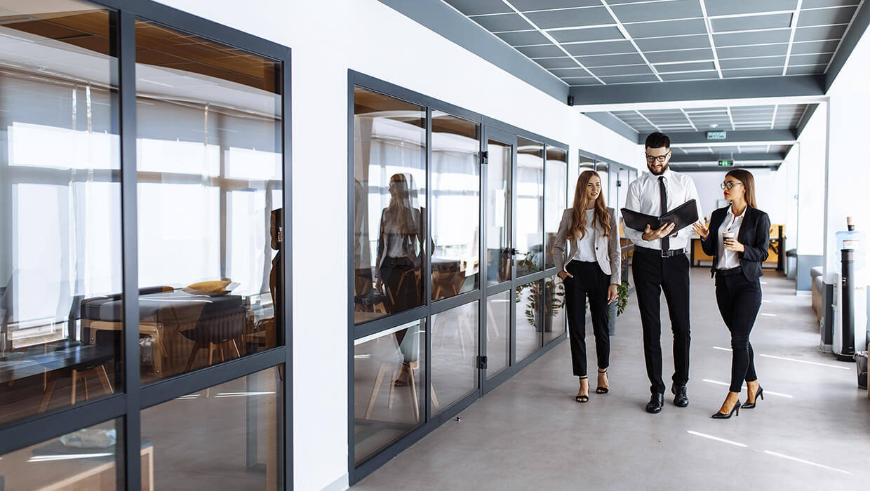 Markets-Office-Group-of-Young-Professionals-in-Hallway